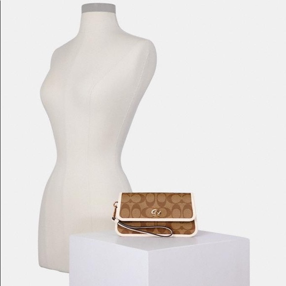 NWT AUTHENTIC COACH Wristlet In Signature Canvas 🌼 - Picture 4 of 11